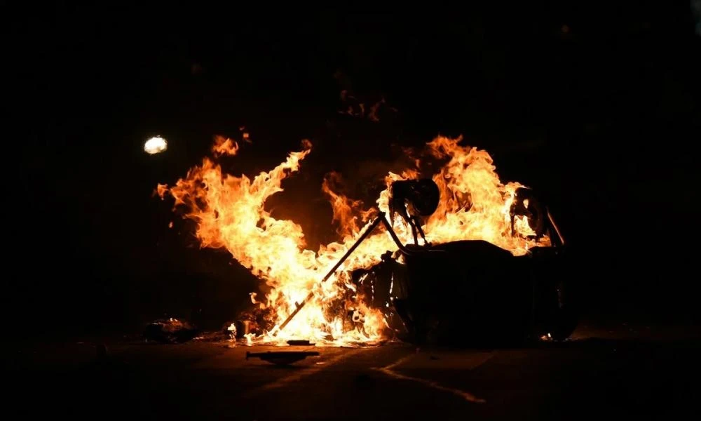 Θεσσαλονίκη: Κουκουλοφόροι έκαψαν κάδους (βίντεο)